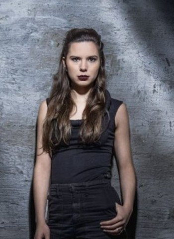 Com apenas 21 anos, Amber Broos vem conquistando a cena Techno mundial