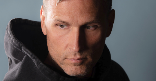 3 lados importantes da carreira de Kaskade, astro da reabertura da nova temporada do Laroc Guarujá