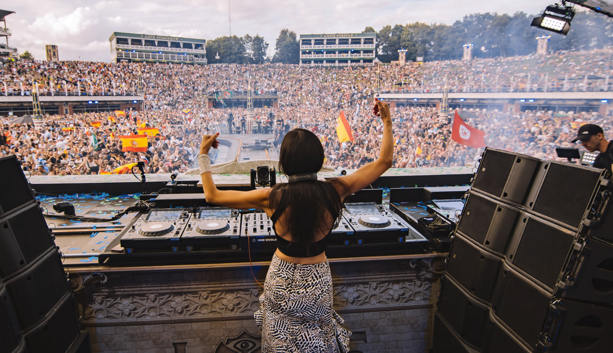 A artista B Jones foi a primeira mulher espanhola a se apresentar no icônico festival Lollapalooza Berlim