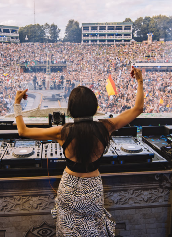 A artista B Jones foi a primeira mulher espanhola a se apresentar no icônico festival Lollapalooza Berlim